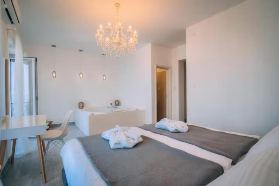 Hot Tub, Bedroom, air conditioner