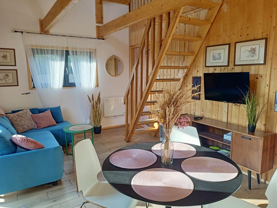 Communal lounge/ TV room, TV and multimedia, Living room, Seating area, Evening entertainment