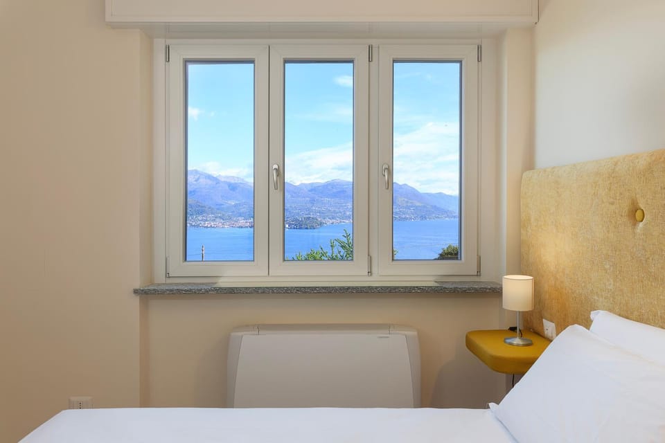 Bed, Bedroom, Lake view, Mountain view