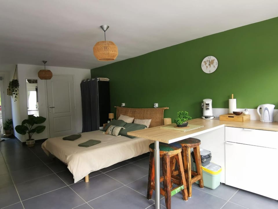 Bed, Photo of the whole room, Dining area, Bedroom