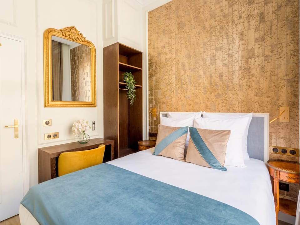 Bed, Photo of the whole room, Seating area, Bedroom