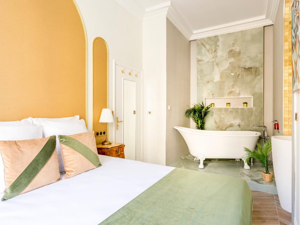 Bed, Bathroom, Photo of the whole room, Bedroom, Bath