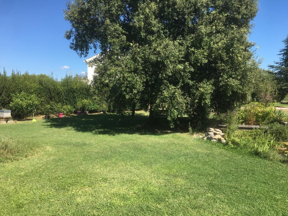 Grand logement indépendant à l'étage d'un Mas Apartment in Provence-Alpes-Côte d'Azur