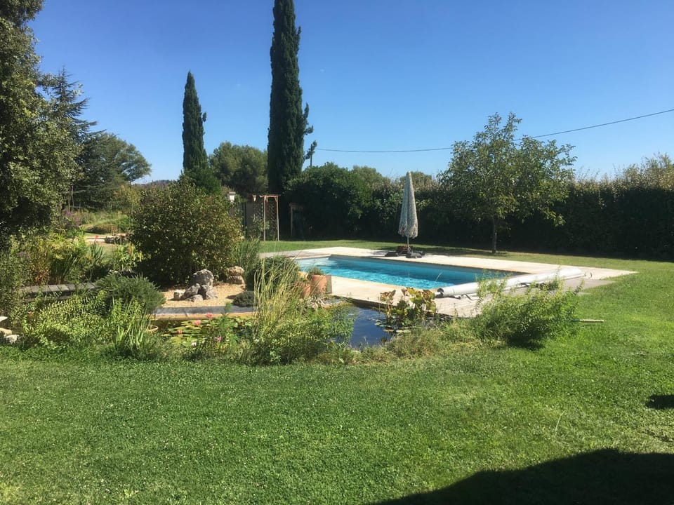 Grand logement indépendant à l'étage d'un Mas Apartment in Provence-Alpes-Côte d'Azur