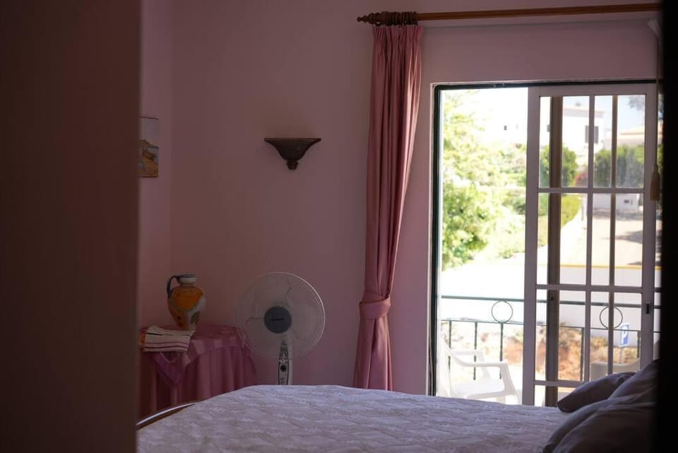 Spacious Portuguese flat with pool next to beach Apartment in Alvor