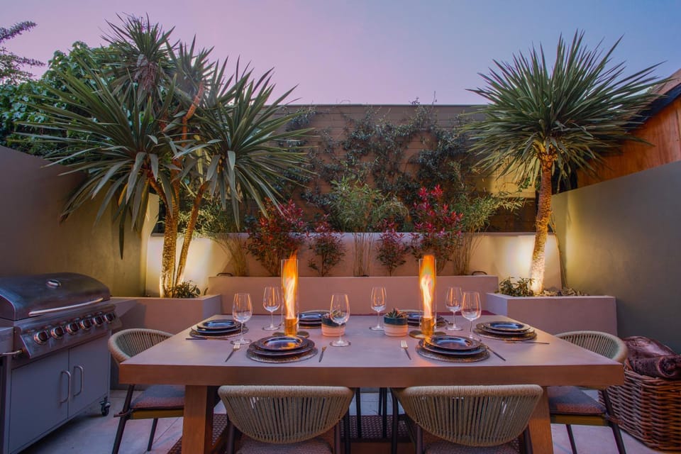 Patio, Garden, Living room, Seating area, Dining area, Garden view