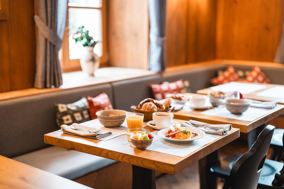 Restaurant/places to eat, Seating area, Breakfast