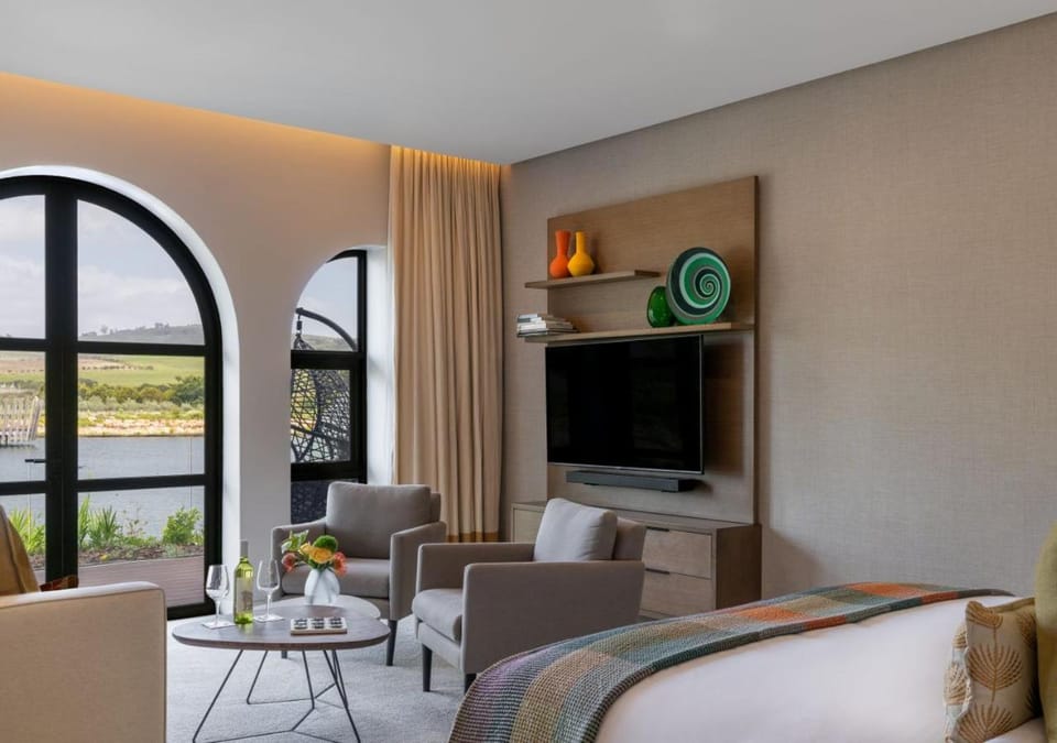 Bed, TV and multimedia, View (from property/room), Seating area