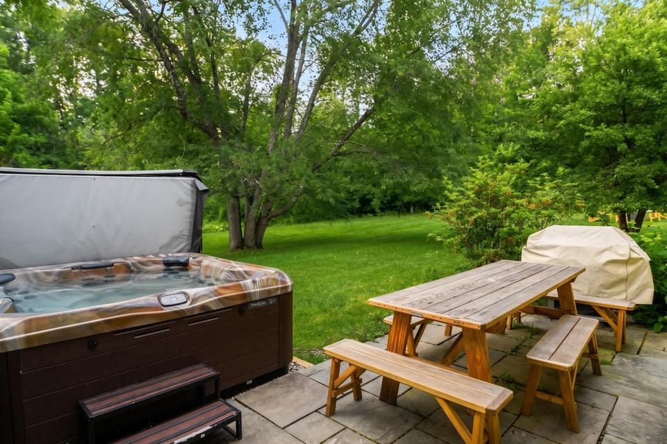 1820 House - VT Charm + Modern Comforts + Hot Tub House in Morristown