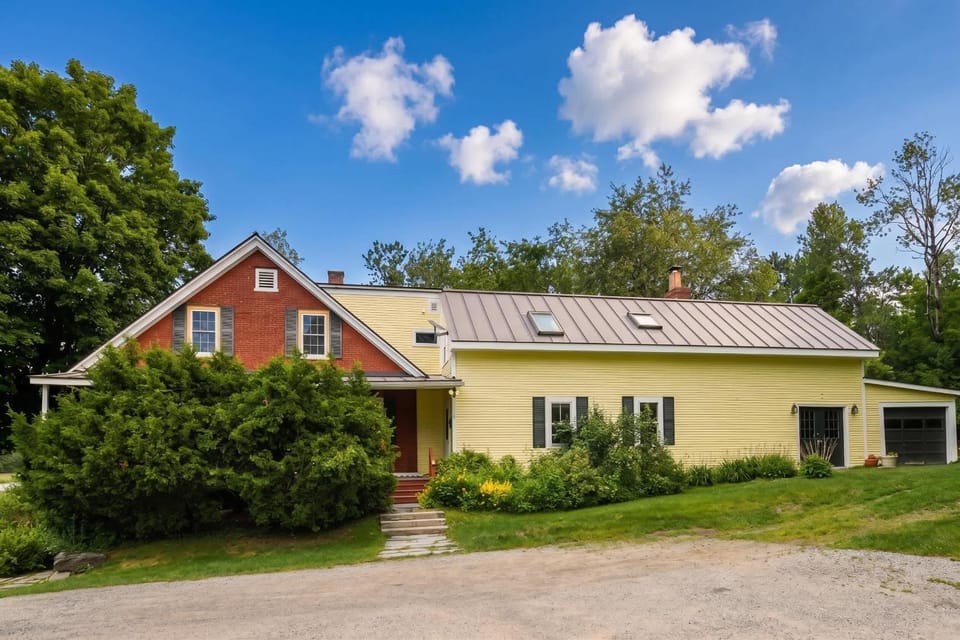 1820 House - VT Charm + Modern Comforts + Hot Tub House in Morristown