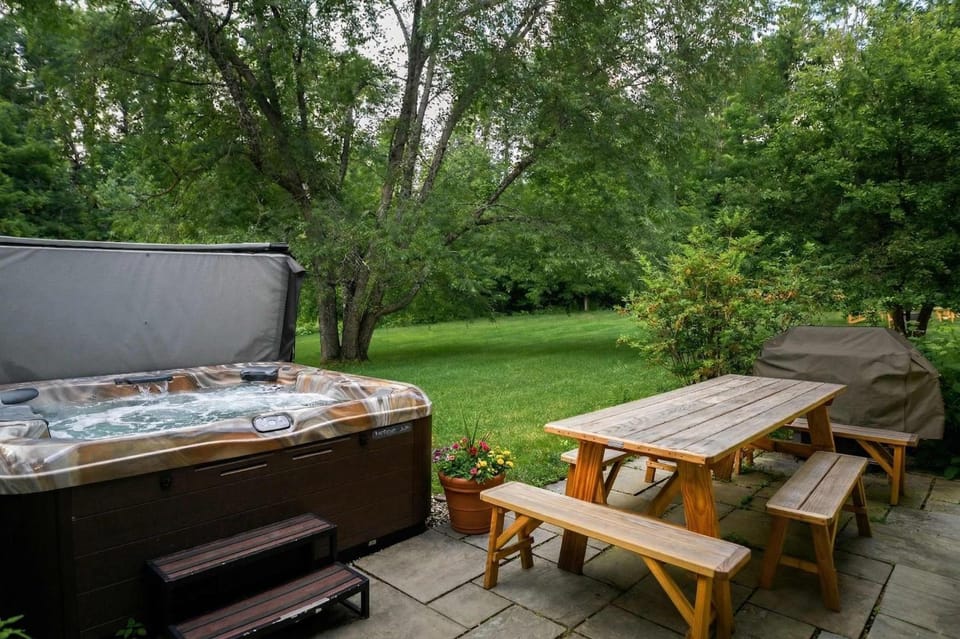 1820 House - VT Charm + Modern Comforts + Hot Tub House in Morristown