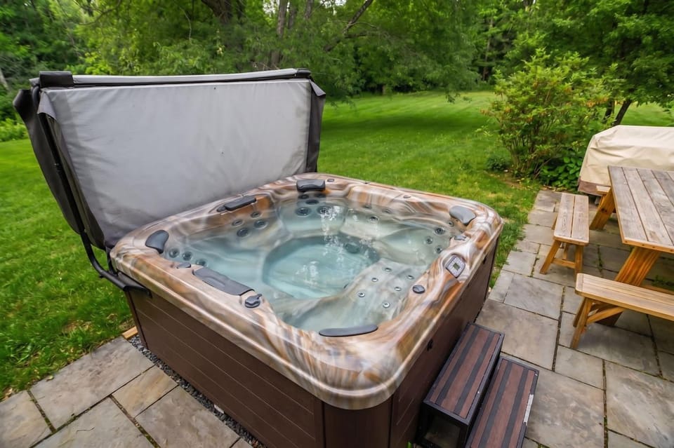 1820 House - VT Charm + Modern Comforts + Hot Tub House in Morristown