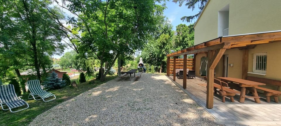 Chata nad kúpaliskom Santovka House in Slovakia