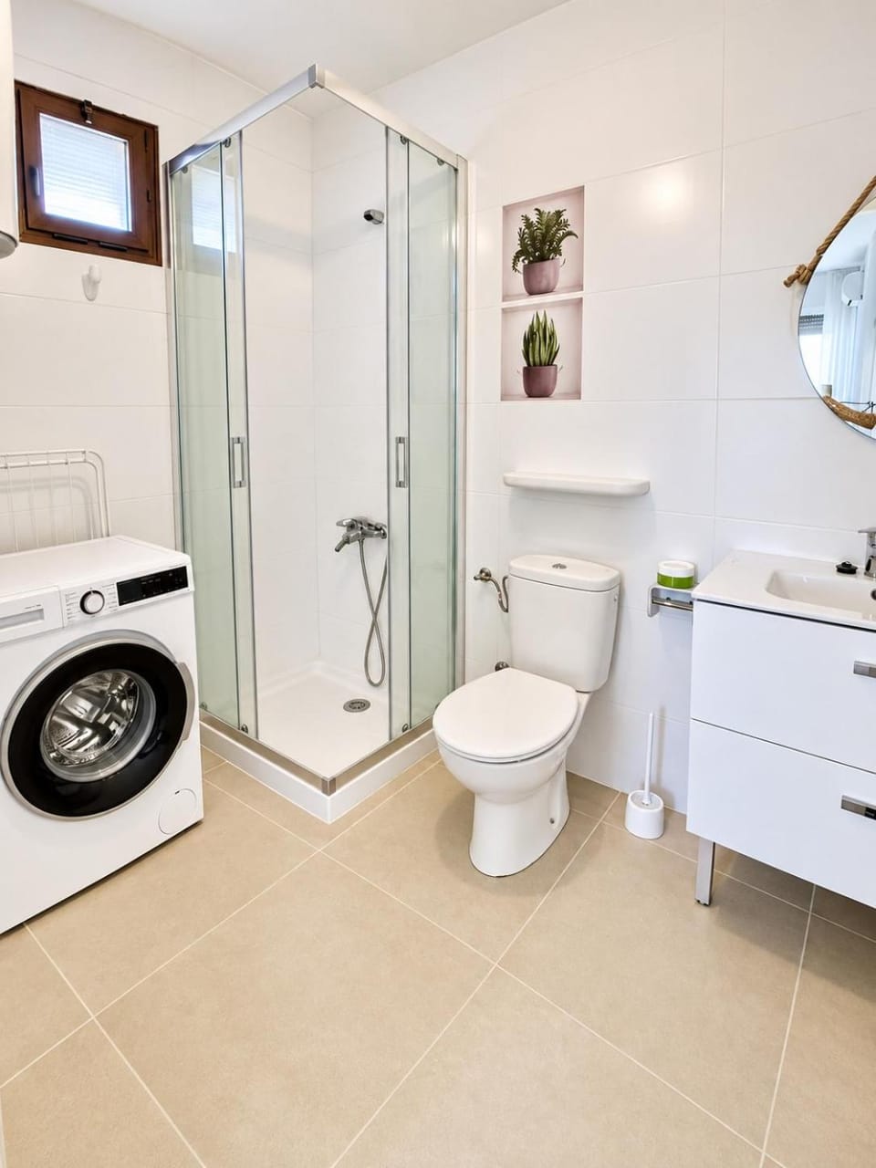 Shower, Toilet, Bathroom, towels, washing machine