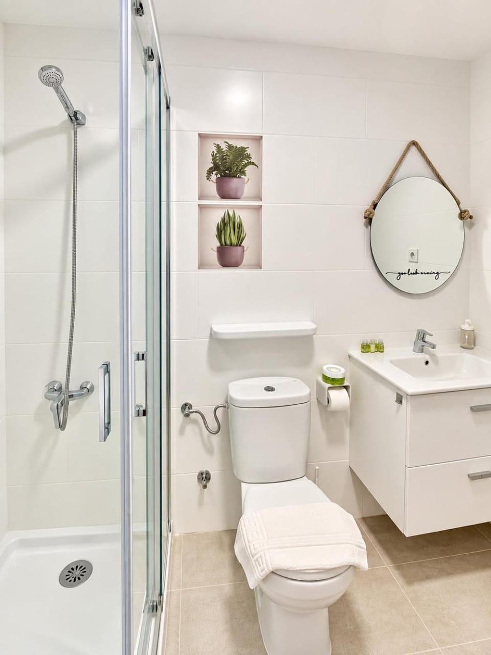 Shower, Toilet, Bathroom, towels
