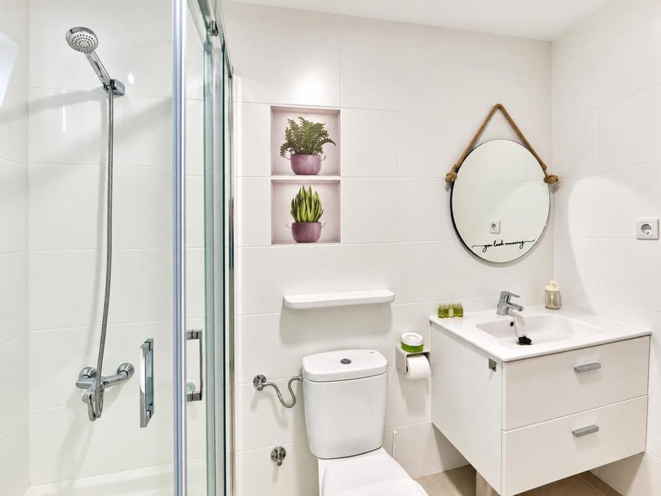 Shower, Toilet, Bathroom, towels