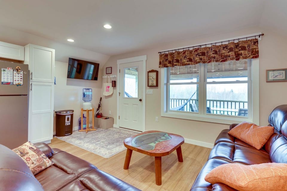 Cozy Solar-Powered Loft: Walk to Lake Champlain! Apartment in Lake Champlain