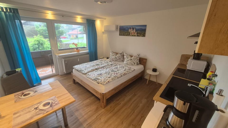 Bed, Kitchen or kitchenette, Bedroom