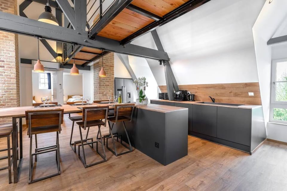 Kitchen or kitchenette, Dining area, minibar, pet friendly