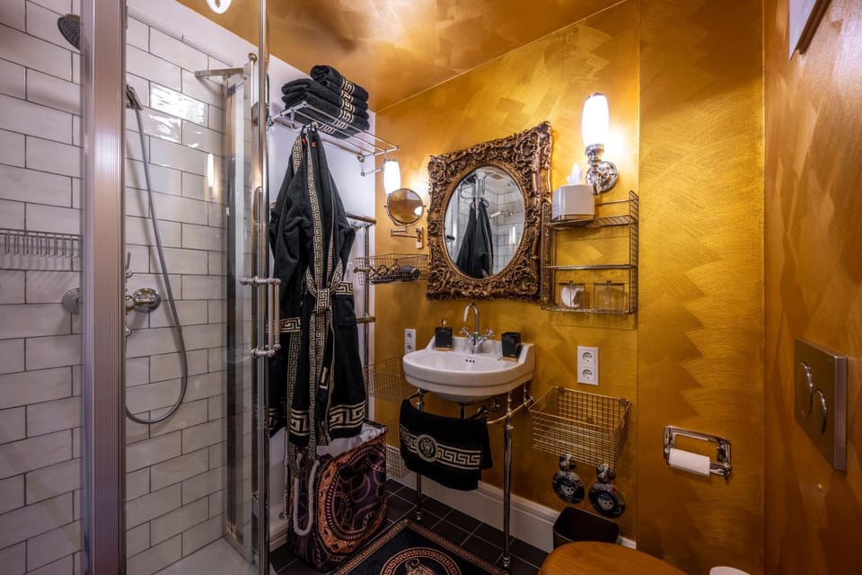 Shower, Toilet, Bathroom, towels