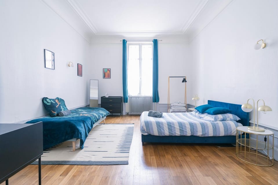 Bed, Photo of the whole room, Seating area, Bedroom