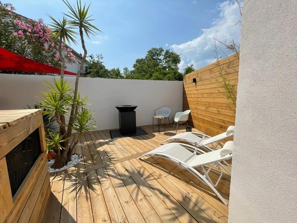Patio, Day, Balcony/Terrace, sunbed