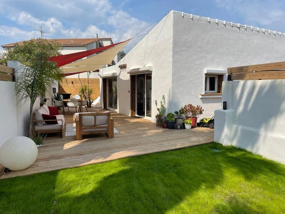 Property building, Patio, Day, Garden