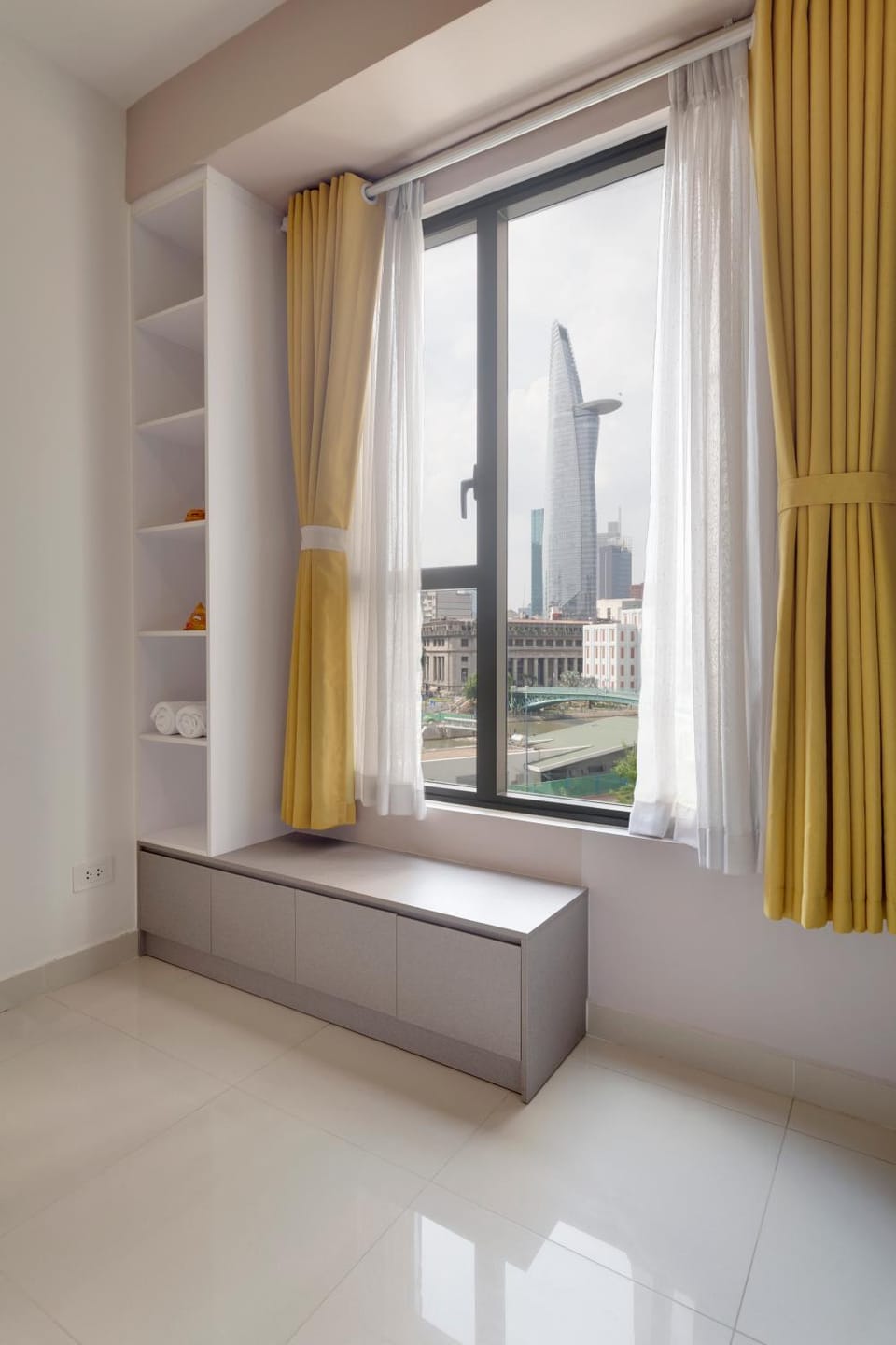 Bed, Photo of the whole room, Seating area, Bedroom