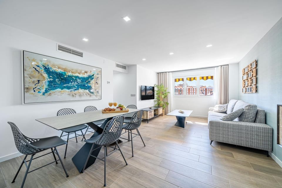 TV and multimedia, Living room, Seating area, Dining area