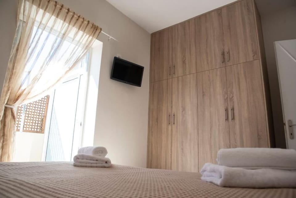 Bed, TV and multimedia, Photo of the whole room, Bedroom, wardrobe