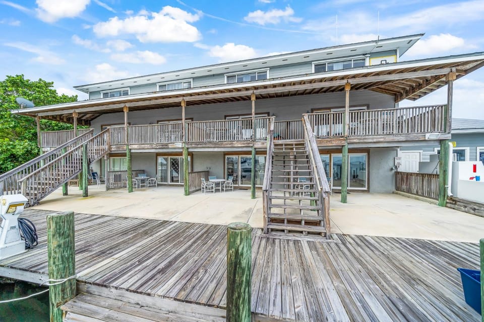 Property building, Patio, Balcony/Terrace