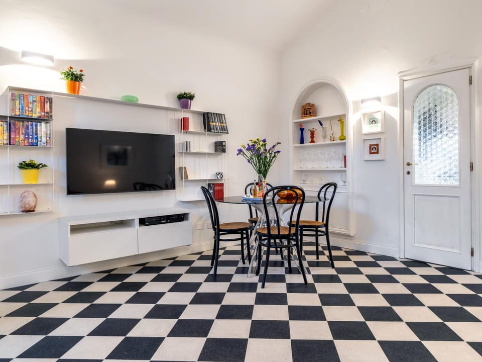 TV and multimedia, Seating area, Dining area