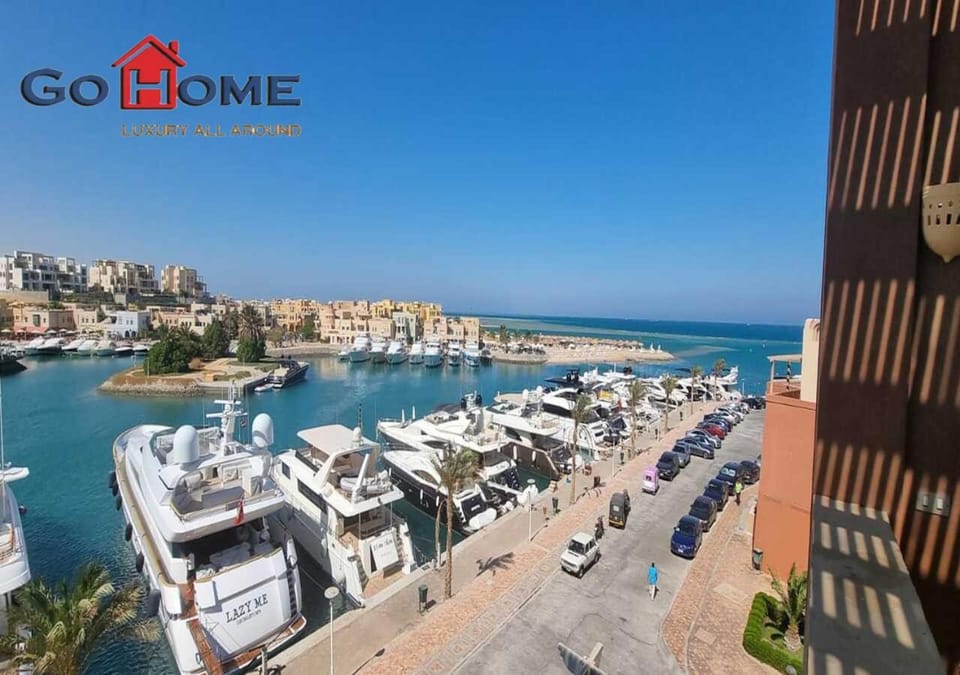 Property building, Day, Neighbourhood, Natural landscape, City view, Sea view, Street view, Parking