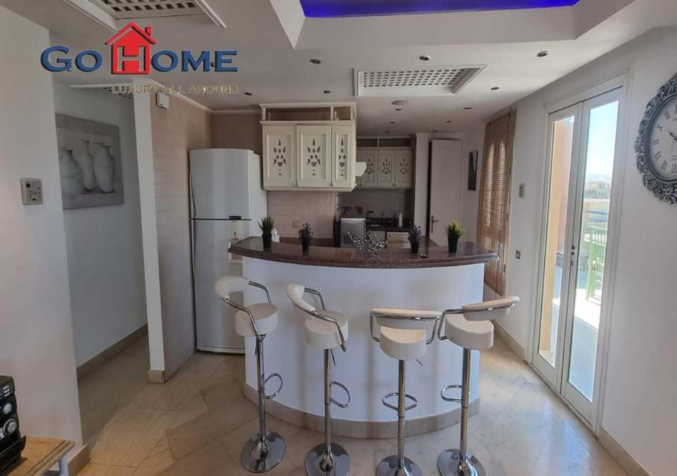 Kitchen or kitchenette, Lounge or bar, minibar, oven