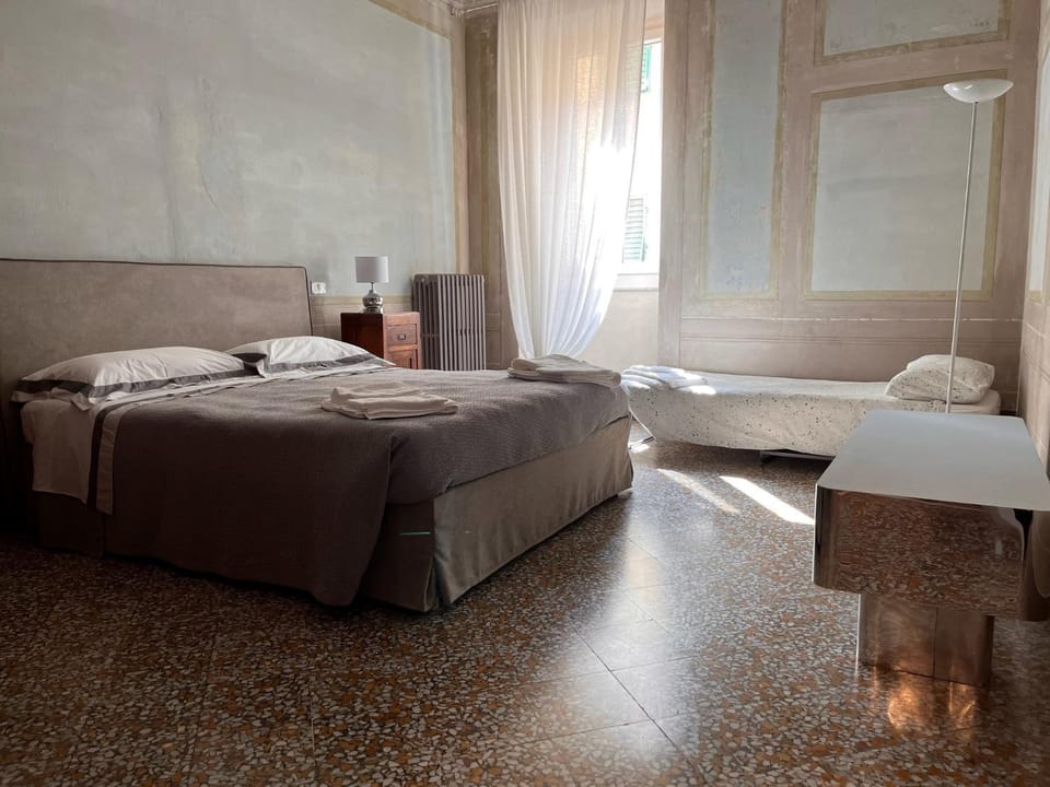 Bed, Photo of the whole room, Bedroom, young children, older children, towels