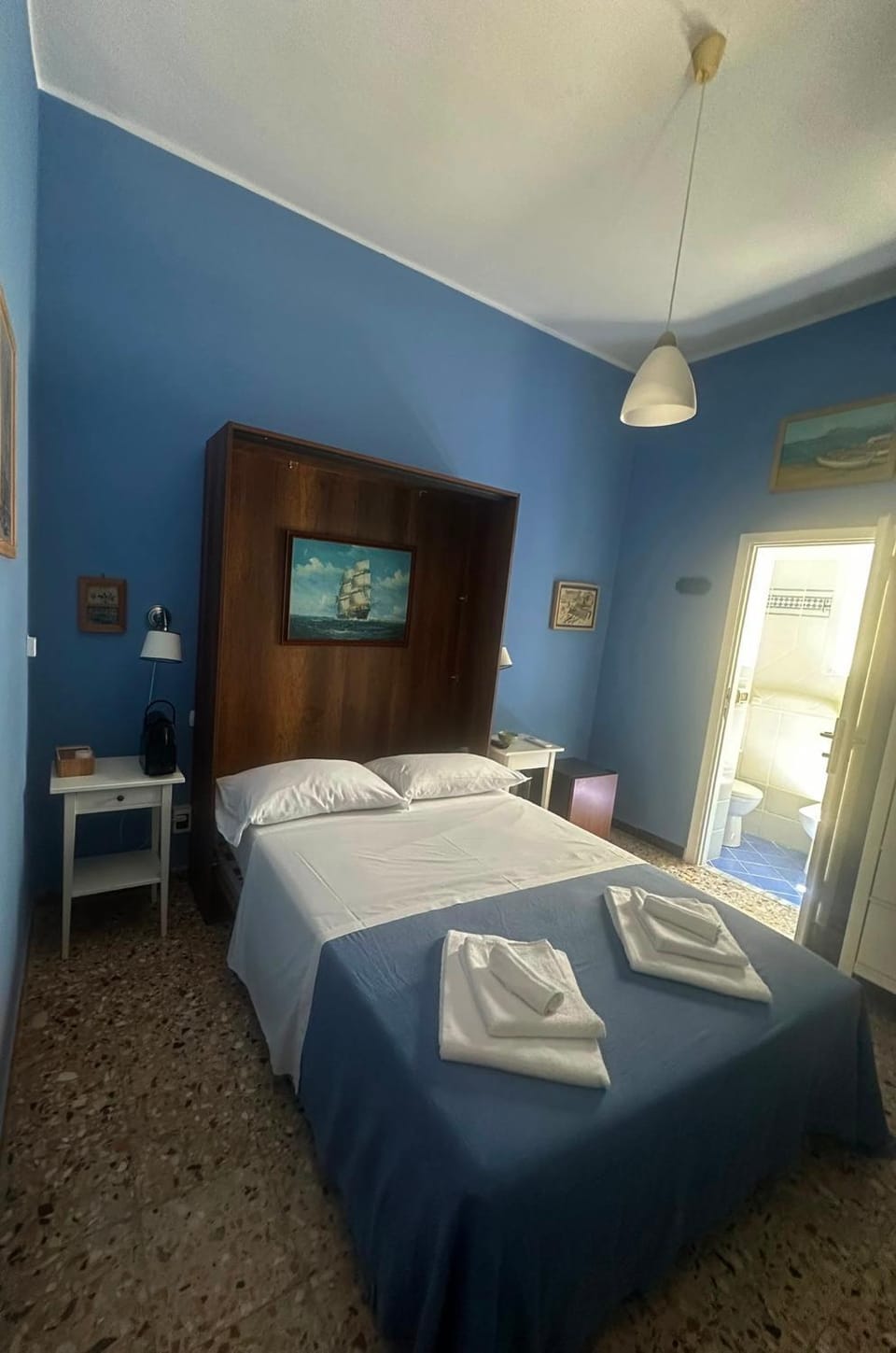 Bed, Photo of the whole room, Bedroom, towels