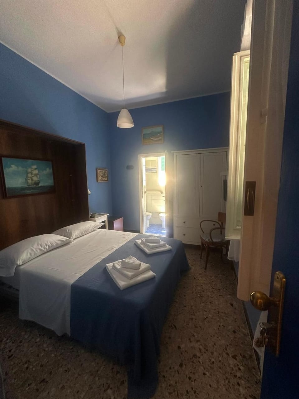 Bed, Photo of the whole room, Bedroom, towels