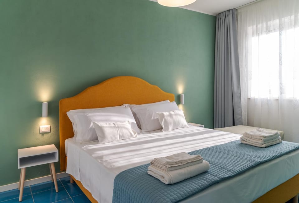 Bed, Photo of the whole room, Bedroom, towels, air conditioner