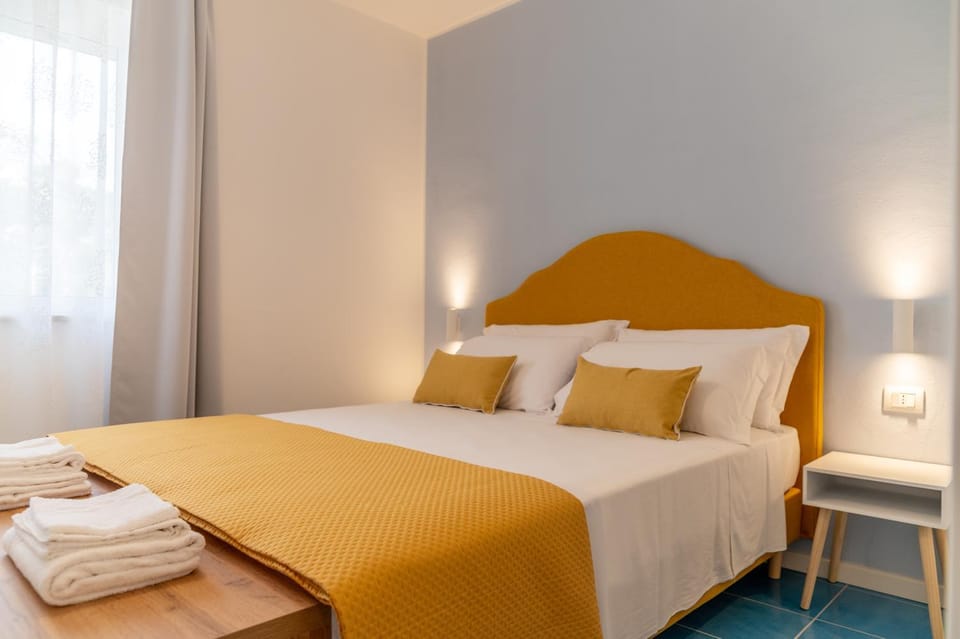 Toilet, Bed, Photo of the whole room, Bedroom, towels, air conditioner