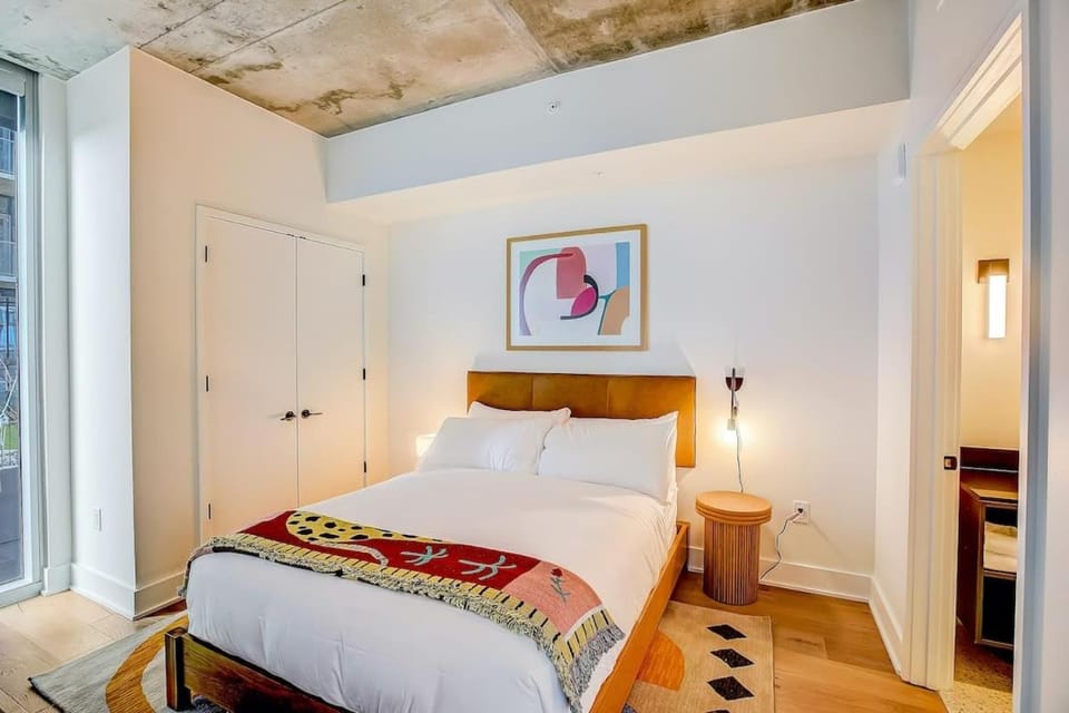2BR Condo near Rainey St - Heated Pool - Gym - Bar House in Austin