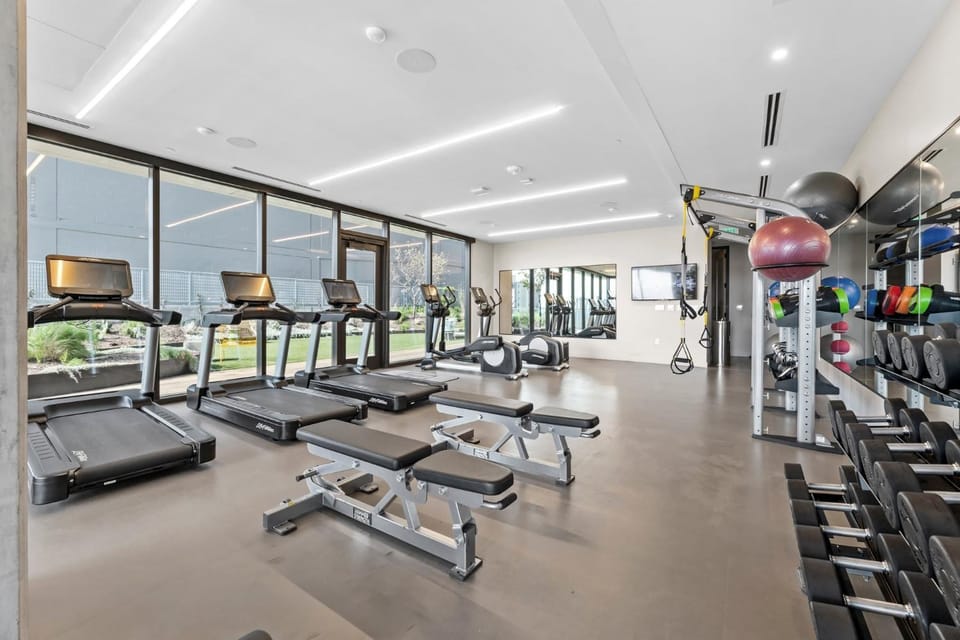 2BR Condo near Rainey St - Heated Pool - Gym - Bar House in Austin