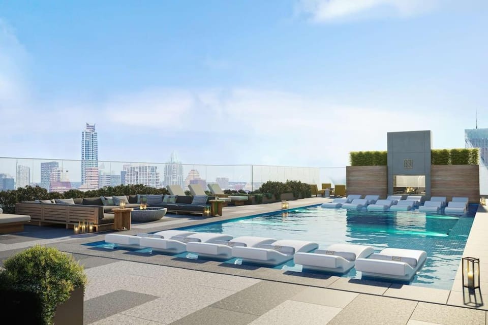 2BR Condo near Rainey St - Heated Pool - Gym - Bar House in Austin