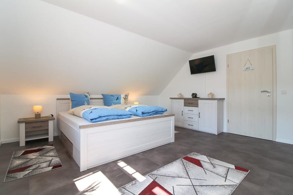 Bed, TV and multimedia, Photo of the whole room, Bedroom