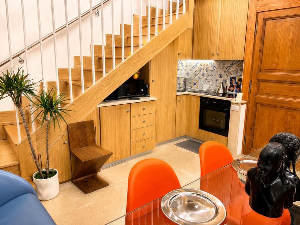 Kitchen or kitchenette, Lounge or bar, Dining area, minibar, stove