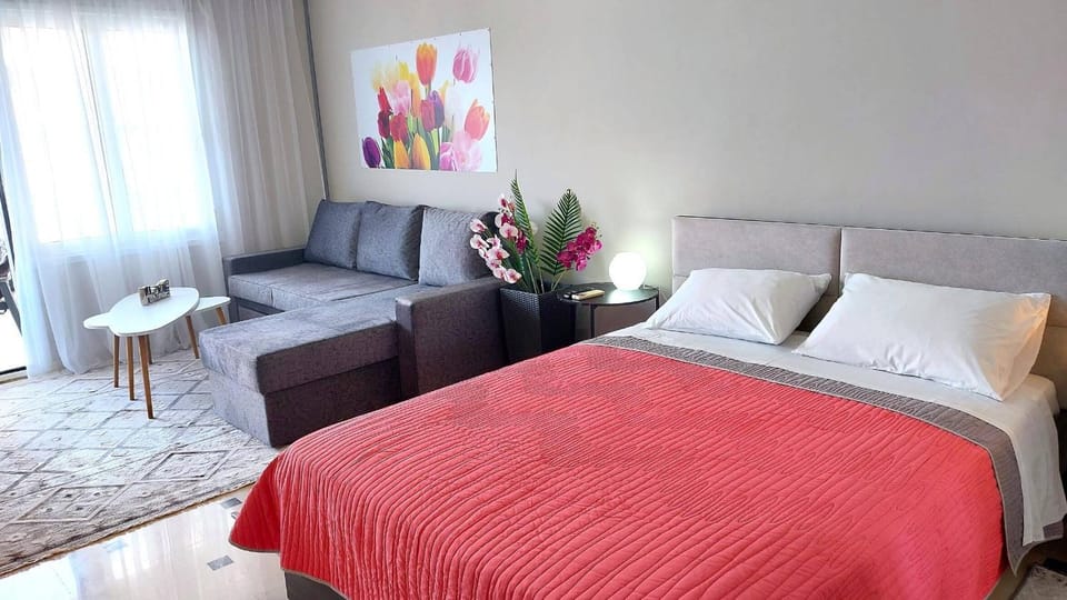 Bed, Photo of the whole room, Seating area, Bedroom