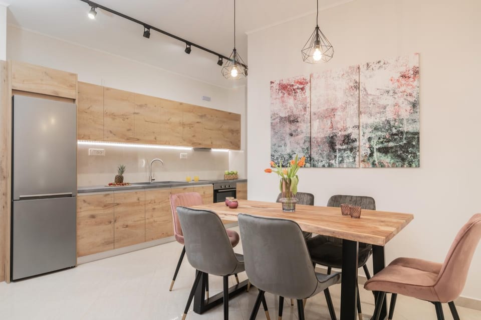 Kitchen or kitchenette, Dining area