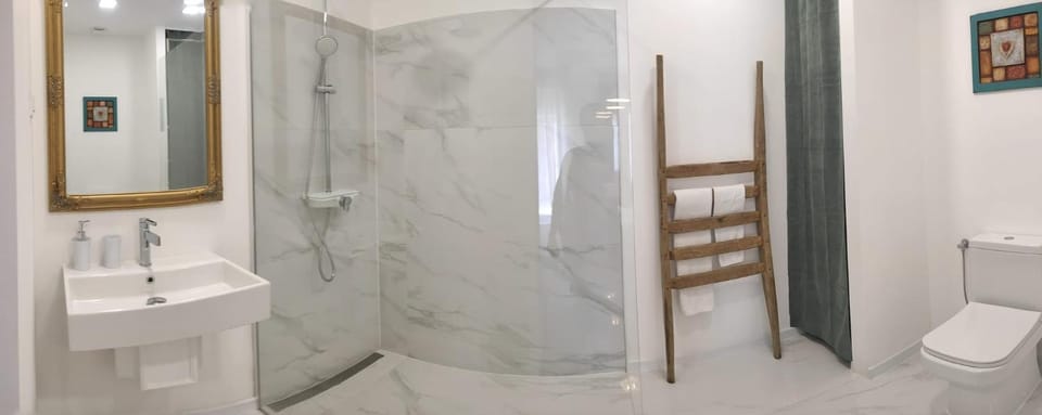 Shower, Toilet, Bathroom, towels