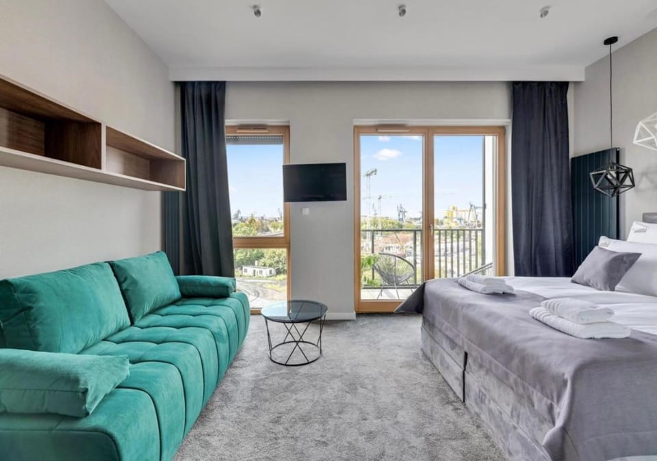 TV and multimedia, Balcony/Terrace, Photo of the whole room, Bedroom