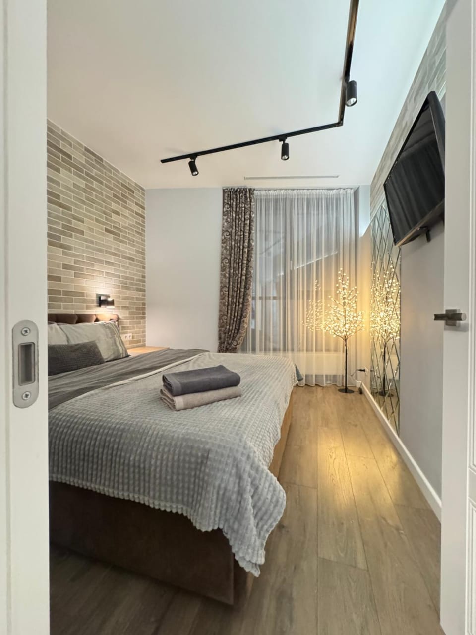 Bed, TV and multimedia, Photo of the whole room, Bedroom, towels
