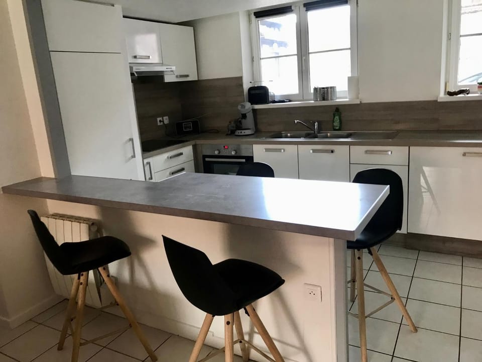 Kitchen or kitchenette, Dining area